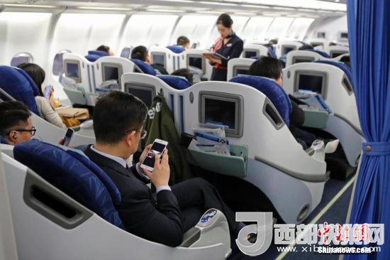 在東航MU5137航班上，旅客全程在飛行模式下可以使用手機。殷立勤 攝