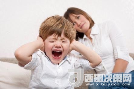 這時孩子可能會一直哭，甚至觀察父母的反應(yīng)。父母這時候可以讓他哭，哭累了自然就會停下，要讓孩子明白“鬧起來沒道理我不會心疼你”。