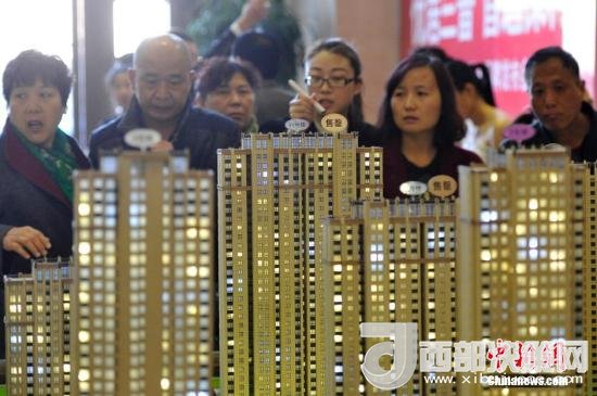 資料圖：民眾選購(gòu)商品房。 <a target='_blank' >中新社</a>記者 韋亮 攝