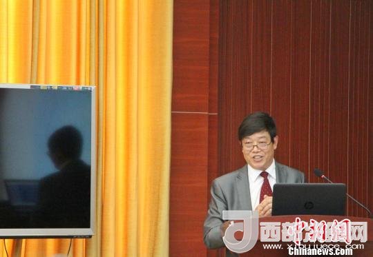 圖為中南大學(xué)教授歐陽(yáng)友權(quán)在現(xiàn)場(chǎng)作了題為“我國(guó)文化產(chǎn)業(yè)發(fā)展的三大拐點(diǎn)與高校的責(zé)任”報(bào)告。　趙曉 攝