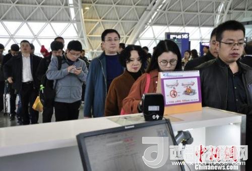 圖為旅客等待進入客艙?！慰∶?攝