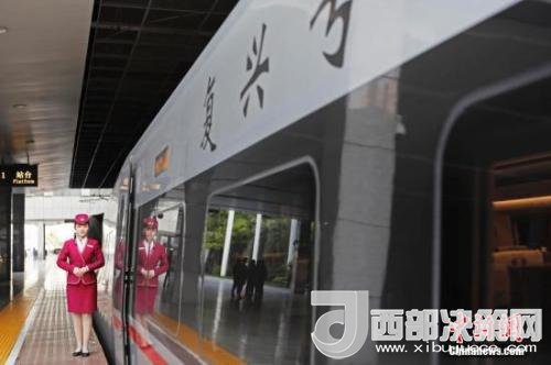 資料圖：4月10日，列車員在“復(fù)興號”列車旁迎接旅客的到來。 <a target='_blank'  data-cke-saved- >中新社</a>記者 殷立勤 攝