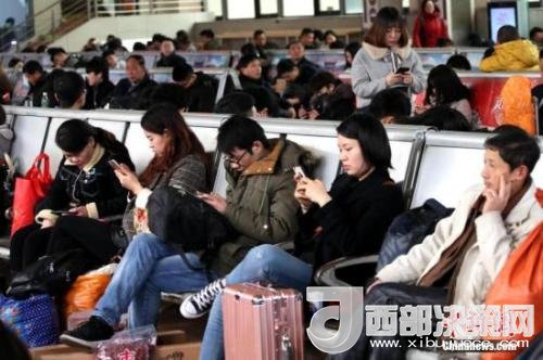 資料圖：移動(dòng)互聯(lián)網(wǎng)時(shí)代，旅客都拿著手機(jī)打發(fā)時(shí)間。<a target='_blank' >中新社</a>記者 王中舉 攝