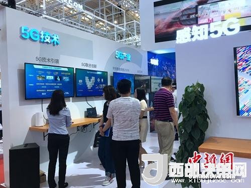 資料圖：普通消費者在參觀5G技術(shù)展示。<a target='_blank'  data-cke-saved-  >中新網(wǎng)</a> 吳濤 攝