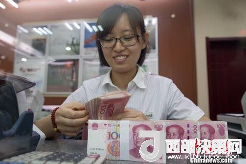 7月5日，山西太原一銀行工作人員正在清點(diǎn)貨幣。人民幣對美元匯率中間價在經(jīng)歷了過去11個交易中的10次下調(diào)后終于迎來大漲。5日，中國外匯交易中心公布人民幣對美元匯率中間價報6.6180，較前一交易日大幅上調(diào)415個基點(diǎn)，創(chuàng)下自2017年10月11日以來的最大升幅。<a target='_blank' >中新社</a>記者 張云 攝