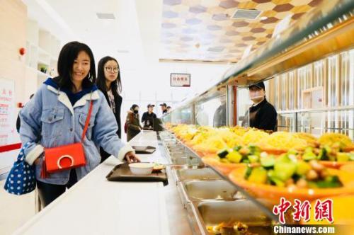 　資料圖：消費(fèi)者在餐廳就餐。　樸峰 攝