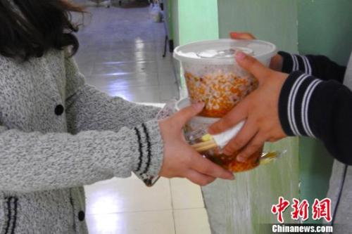 外賣配送員將外賣送到學(xué)生宿舍。受訪者供圖