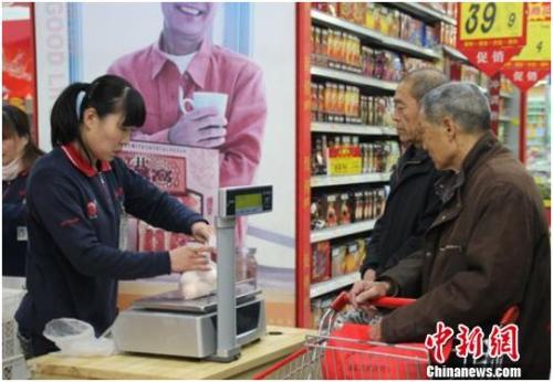 資料圖：在保定市北市區(qū)一家大型超市內(nèi)，促銷員正在為購(gòu)買雞蛋的市民稱量、打包。李芳華 攝