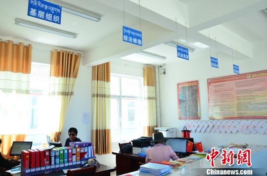 圖為塔秀村的便民服務(wù)大廳?！◆?shù)り?攝