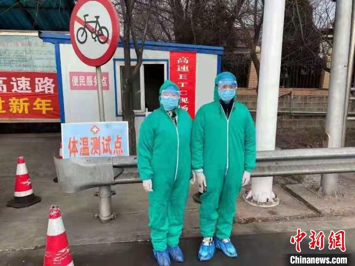 鄉(xiāng)鎮(zhèn)衛(wèi)生院和社區(qū)衛(wèi)生中心工作人員排查發(fā)熱患者?！〗樾菔嗅t(yī)療集團供圖 攝