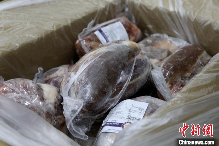 當(dāng)雄縣援鄂物資中的牦牛肉，圖中的為腱子肉，是牦牛肉中的“極品”?！‘?dāng)雄縣 供圖 攝