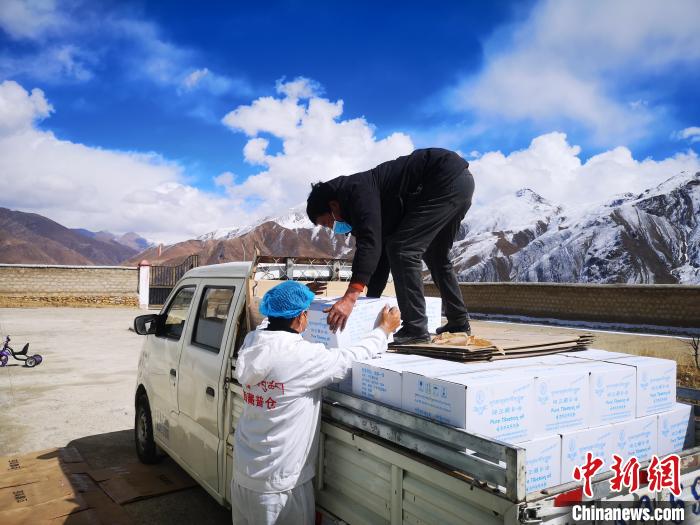 圖為工作人員搬運(yùn)物資。堆龍德慶區(qū)宣傳部供圖