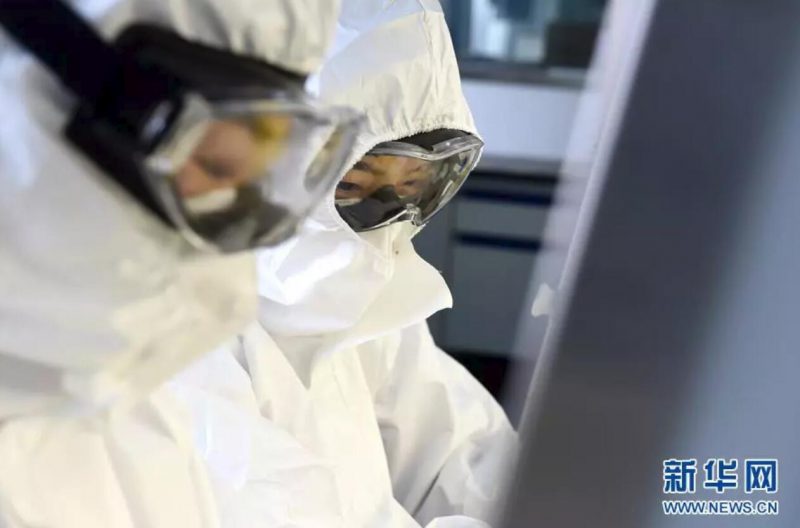 ▲資料圖片：負(fù)責(zé)新型冠狀病毒核酸檢測(cè)的工作人員，在實(shí)驗(yàn)室進(jìn)行樣本處理。（新華社發(fā) 周牧 攝）