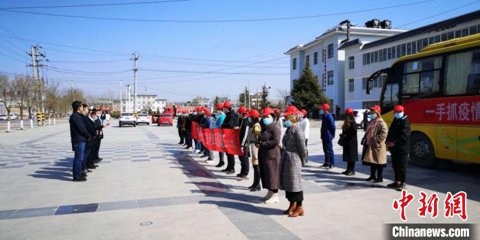 圖為甘肅禮縣，歡送首批乘“專車”赴浙江的務(wù)工人員。(資料圖) 田瑞萍 攝