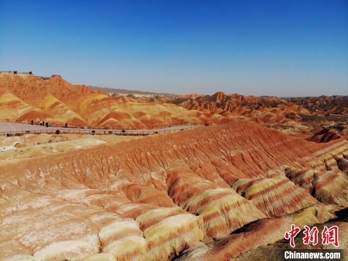 航拍下的七彩丹霞?！钇G敏 攝