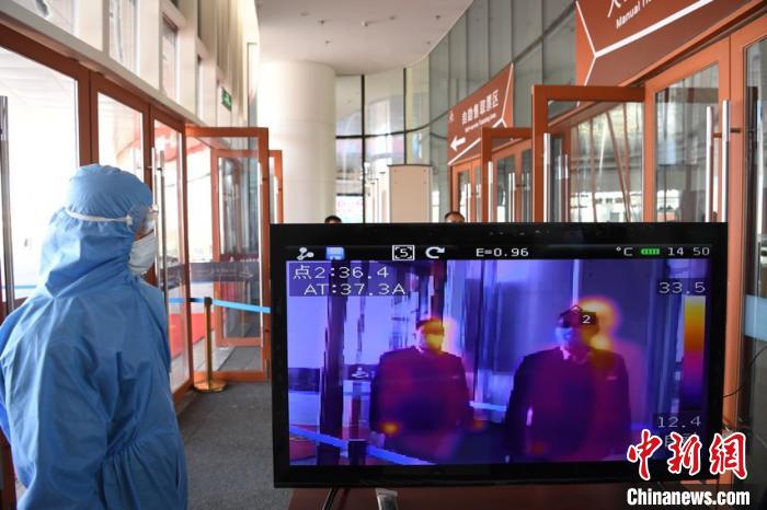 圖為游客步行通過紅外線測溫通道?！钇G敏 攝