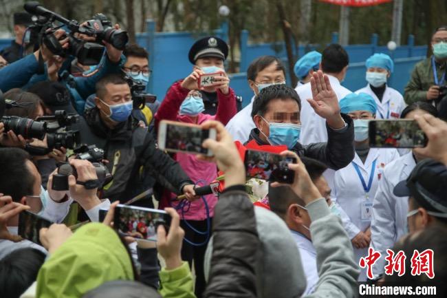 圖為貴州省最后一名新冠肺炎確診患者從貴州省將軍山醫(yī)院出院，患者與眾人揮手告別?！■暮陚?攝