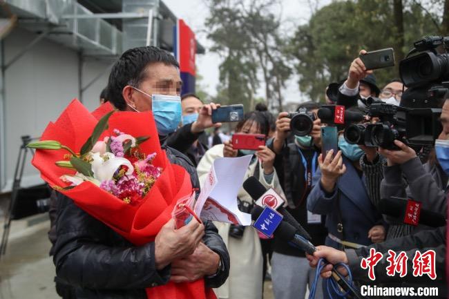 圖為貴州省最后一名新冠肺炎確診患者從貴州省將軍山醫(yī)院出院，患者接受媒體采訪?！■暮陚?攝