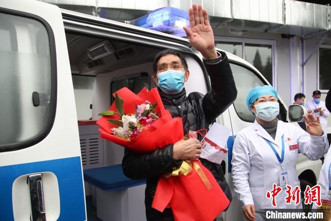 圖為貴州省最后一名新冠肺炎確診患者從貴州省將軍山醫(yī)院出院，患者與眾人揮手告別。　瞿宏倫 攝