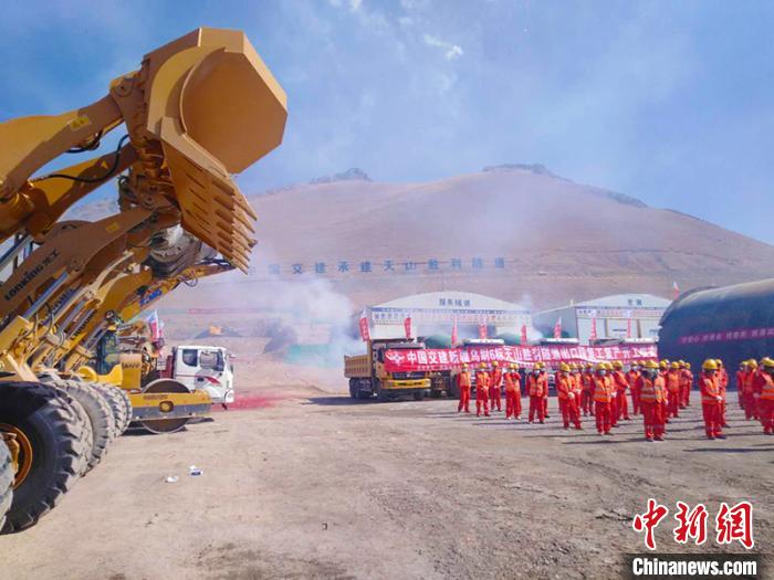 備受國內(nèi)外關(guān)注的G0711線烏魯木齊至尉犁高速公路建設(shè)項目天山勝利隧道復(fù)工“進(jìn)行時”?！￡悇︼w 攝