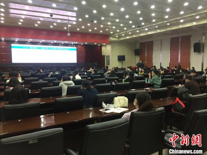 山西選派554名疫情防控指導(dǎo)員駐校指導(dǎo)高三年級(jí)開學(xué)疫情防控。　高瑞峰 攝
