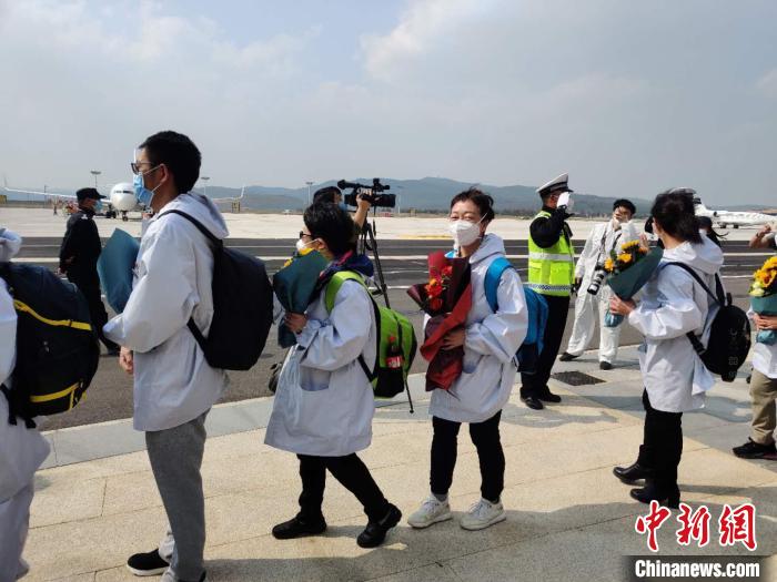 圖為交警向醫(yī)療隊敬禮?！№n帥南 攝