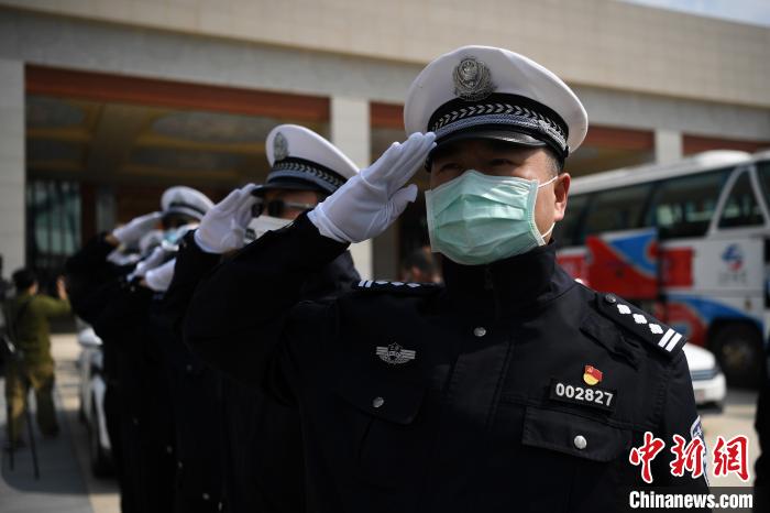 圖為交警們向醫(yī)療隊敬禮?！】灯?攝