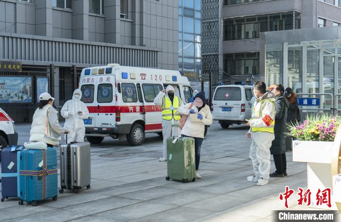 圖為呼和浩特車站“外防輸入”?！∠牧?攝