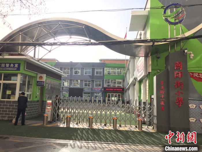 校門口設(shè)置臨時等候區(qū)，區(qū)域四周5米為禁行區(qū)?！「呷鸱?攝