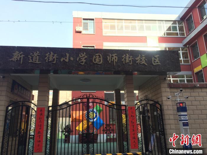 返校學(xué)生要到指定校門口報到，入校時需佩戴口罩，并進(jìn)行身份核驗(yàn)、實(shí)名登記、體溫檢測?！「呷鸱?攝