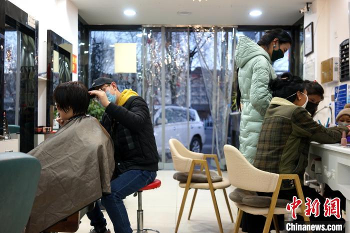 拉薩市民在一美發(fā)店理發(fā)、美甲。　江飛波 攝