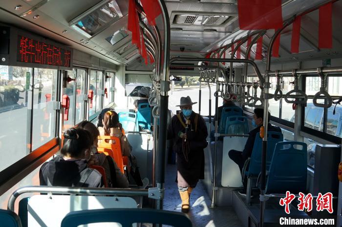 拉薩市民生活如常，圖為民眾戴口罩乘坐公交車?！〗w波 攝