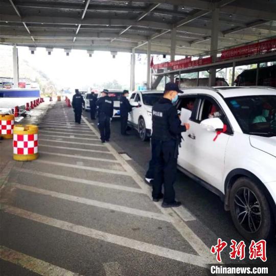 圖為云南一邊境檢查站防控疫情同時嚴(yán)防境外毒品滲透。　云南省公安廳供圖 攝