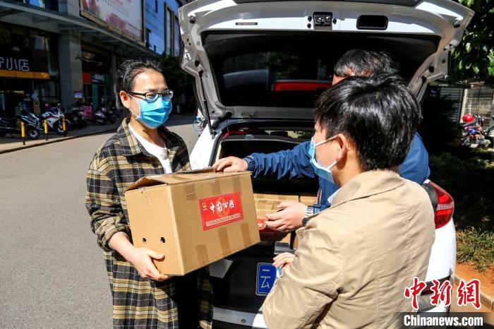 圖為昆明支援湖北醫(yī)護(hù)人員家庭收到“暖心蔬菜”。云南省委統(tǒng)戰(zhàn)部供圖