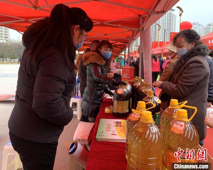 圖為市民們正在采購(gòu)商品?！O睿 攝