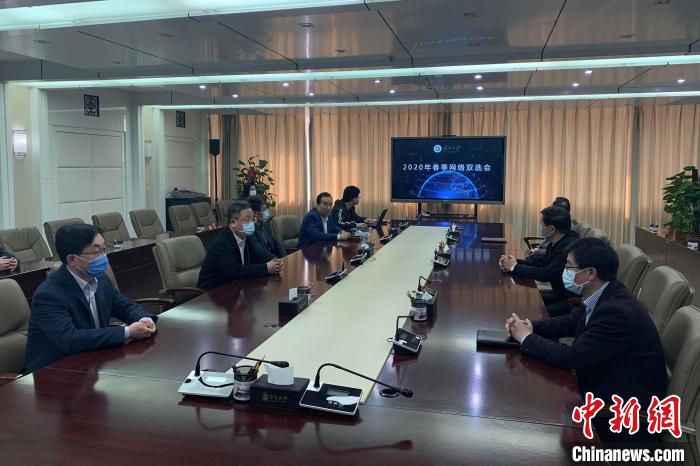 寧夏大學(xué)2020年春季首場(chǎng)綜合類“網(wǎng)絡(luò)雙選會(huì)”現(xiàn)場(chǎng)。　李佩珊 攝