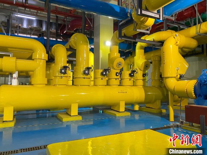 圖為中國(guó)移動(dòng)云南數(shù)據(jù)中心冷卻系統(tǒng)?！⊥蹯簛?攝