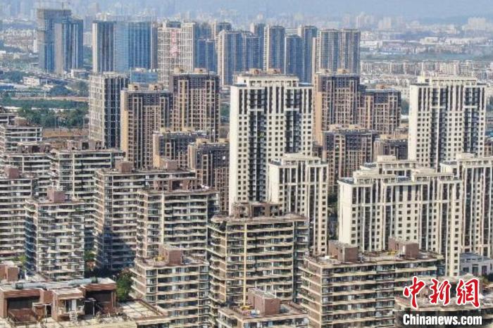 房地產(chǎn)行業(yè)作為特殊的商品銷售業(yè)，受疫情影響，一些企業(yè)資金回籠困難，亟待金融和稅務(wù)部門的政策支持?！°蟛?攝