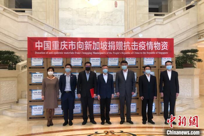 圖為捐贈方與接收方代表合影留念?！⑾嗔?攝