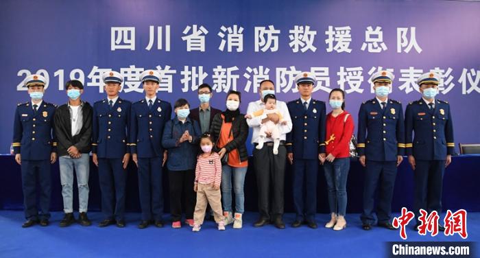 3名新消防員與親人現(xiàn)場見證授銜儀式?！⒅铱?攝