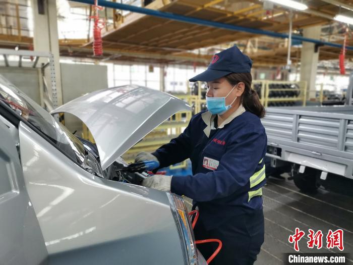 在滿足國外市場供應(yīng)的同時，成功汽車也緊盯國內(nèi)市場，拓渠道保銷量?！「唢w 攝
