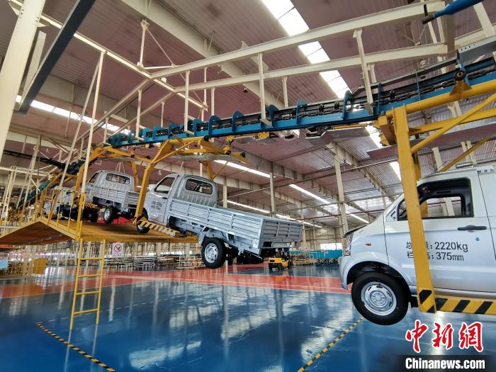 成功汽車是山西省重點轉(zhuǎn)型項目，擁有國內(nèi)先進(jìn)的零部件、發(fā)動機(jī)整機(jī)自動裝配和發(fā)動機(jī)生產(chǎn)線、實驗線，還有國際一流的工業(yè)機(jī)器人?！「唢w 攝
