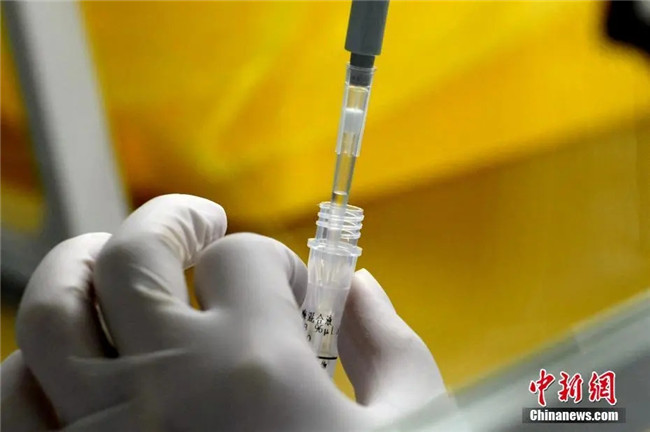 資料圖：工作人員正在準(zhǔn)備檢測(cè)試劑。<a target='_blank'  data-cke-saved- >中新社</a>記者 王東明 攝