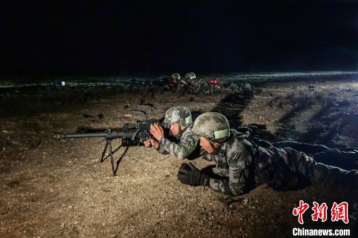 夜間狙擊手摧毀敵探照燈?！∑呀?攝