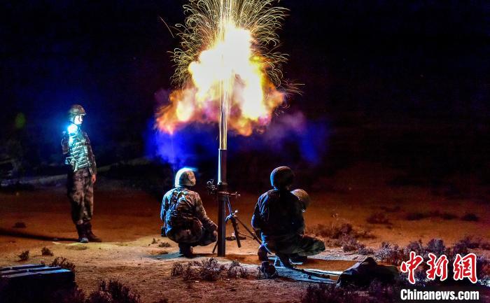 演練中偵察兵在夜間利用迫擊炮摧毀敵輕型裝甲?！」鶘|東 攝