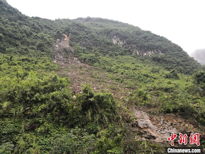 山體滑坡處?！↑S鵬 攝