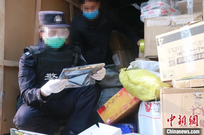 圖為勐康邊檢站民警在對快遞運輸車輛進行例行檢查?！钐?攝