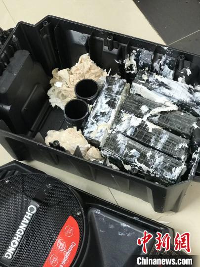 圖為臨滄邊境管理支隊從音響中查獲毒品。　劉永青 攝