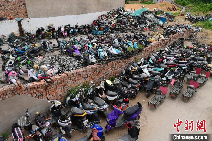 圖為電動車收贓窩點(diǎn) 馮飛 攝 圖為電動車收贓窩點(diǎn) 馮飛 攝