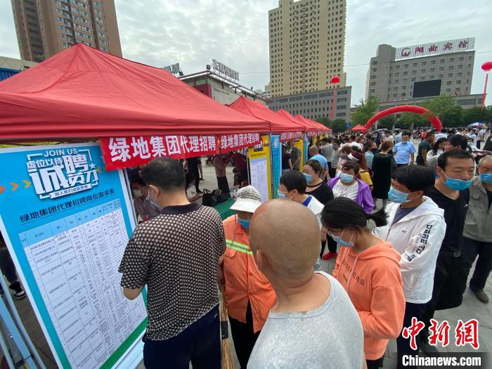 一些知名企業(yè)展臺(tái)前，投遞簡(jiǎn)歷、咨詢就業(yè)的人絡(luò)繹不絕。　屈麗霞 攝
